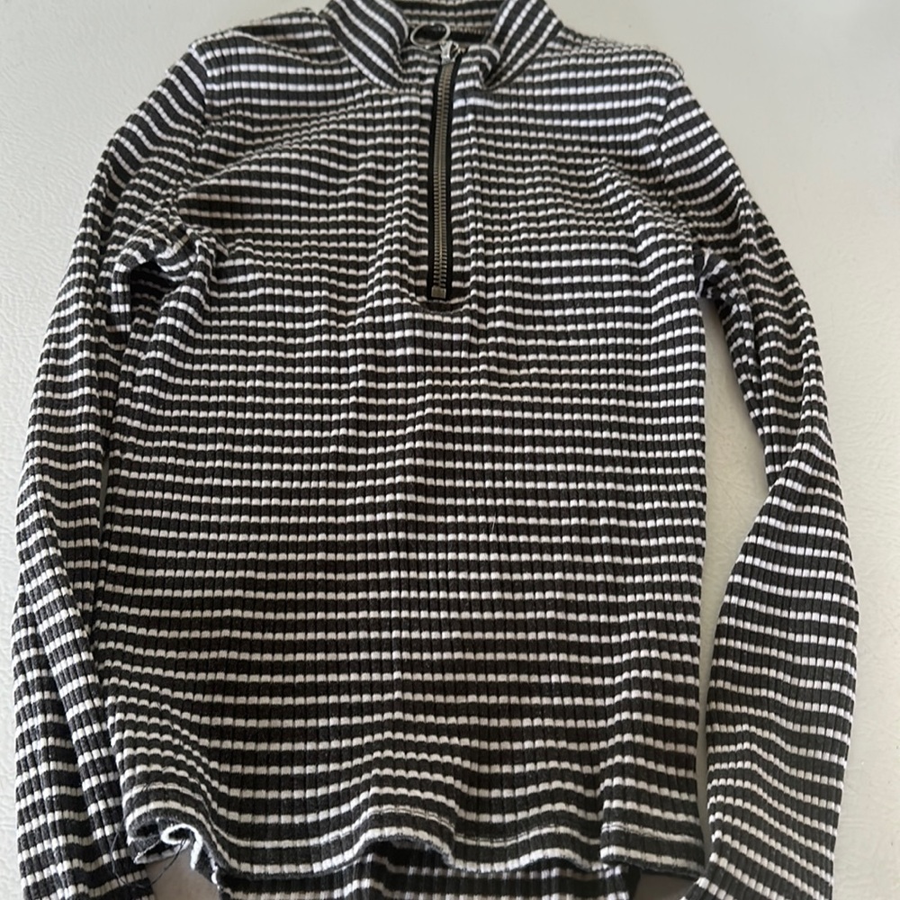 A Hollister Long Sleeve Women’s shirt: xs